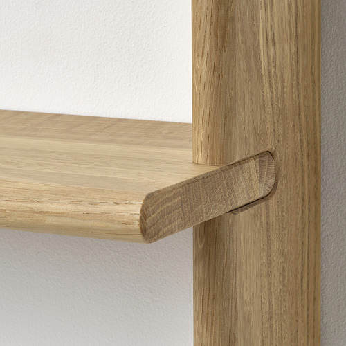 Estante de madera natural en la pared, finamente trabajado, bordes lisos y acabado natural.
