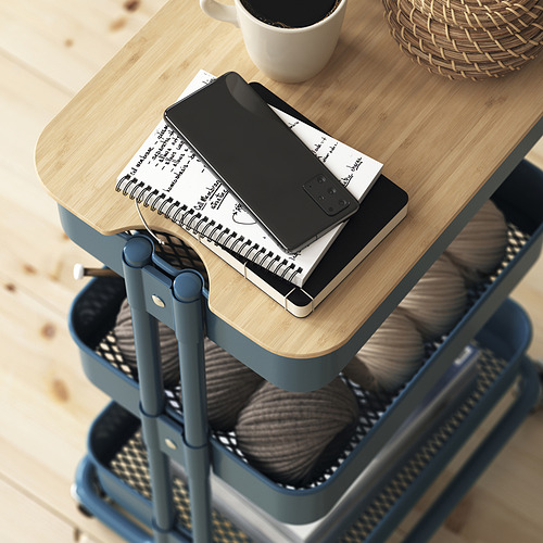 La tapa de madera del carro råskog oculta el desorden, se adapta al nivel superior y agrega calidez.