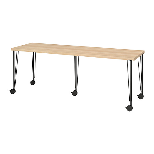 Escritorio LAGKAPTEN de color marrón claro con patas y ruedas de metal negro.