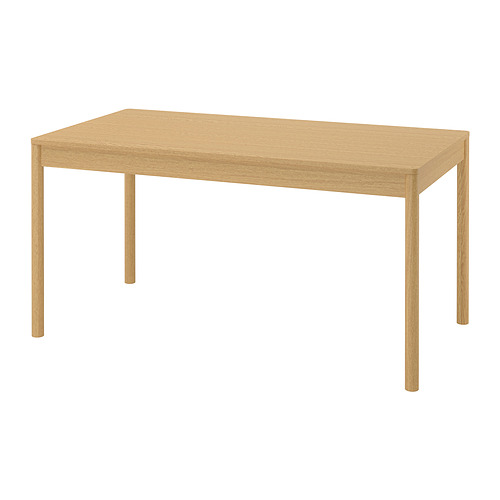 La mesa de comedor TONSTAD en color marrón claro con forma rectangular, fabricada en chapa de roble.