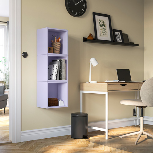 Una oficina en casa con escritorio y silla blancos, con un cubo de residuos de acero STENTRAPPA morado junto a una estantería de madera clara.