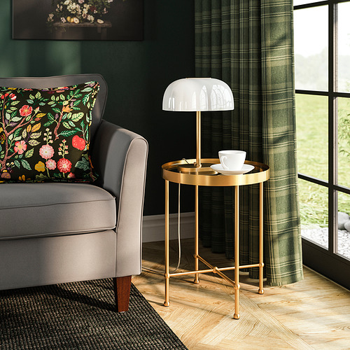 Sala de estar moderna con mesa auxiliar TORSJÖ, lámpara, almohada, cerca de la ventana.