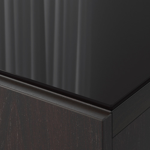 Primer plano del elegante panel superior de vidrio negro brillante, que muestra un acabado suave y una artesanía de calidad.