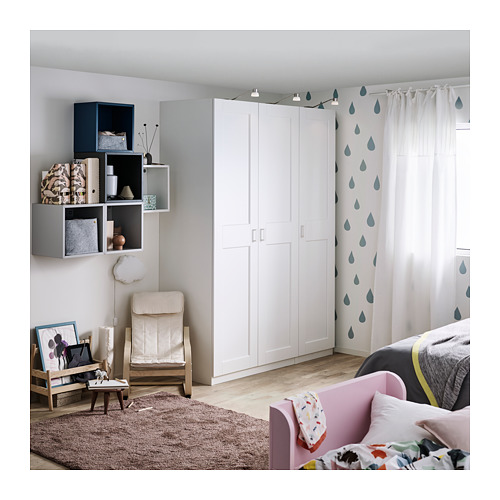 Un dormitorio moderno con un armario GRIMO blanco, con marcos limpios y atrevidos y un diseño de bordes biselados.