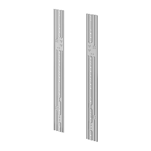 Dos rieles de conexión VÅGLIG de metal plateado para la instalación de gabinetes de cocina, mostrados en orientación vertical, con orificios preperforados para una fácil alineación.