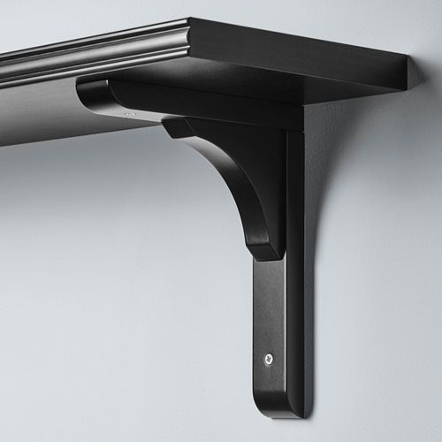Estante de pared de metal negro con soporte en ángulo fijado a la pared. Diseño elegante con bordes lisos y biselados.
