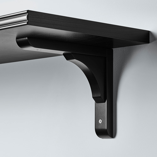 Estantería de pared negra con un diseño elegante y curvo y soportes resistentes, fijada de forma segura a una pared gris.