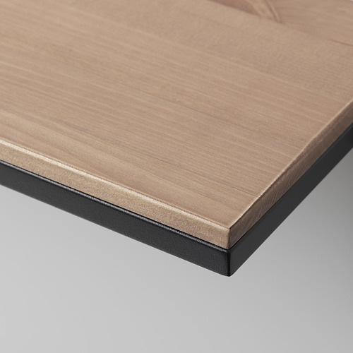 Primer plano del borde rústico del estante, que muestra la textura de grano fino de la madera y el marco de metal negro liso.