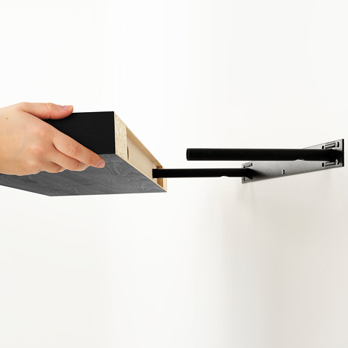 Estante de madera moderno que se coloca a mano, unido a través de un soporte de metal negro, que muestra facilidad de instalación y diseño elegante.