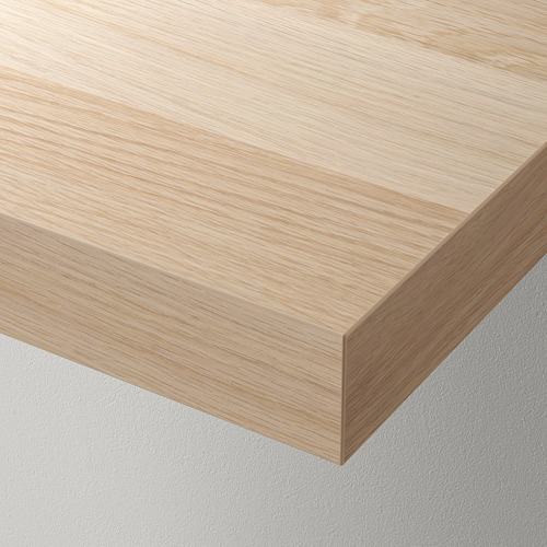 Estante de pared plana moderna, acabado en madera clara, diseño elegante, se muestra flotando contra una pared blanca.