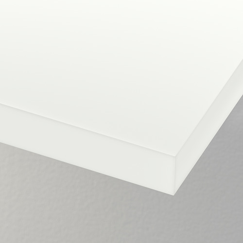 Estante de pared elegante y moderno con borde liso, que muestra un diseño limpio y minimalista.