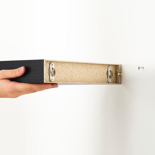 Elegante estante de pared de madera que sostiene la mano con soportes ocultos.