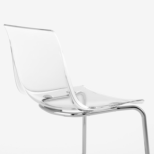 Silla moderna de plástico transparente con patas cromadas. Diseño elegante, construcción robusta.