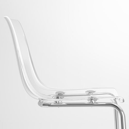 Silla de plástico transparente con patas de metal cromado; Diseño elegante y moderno.
