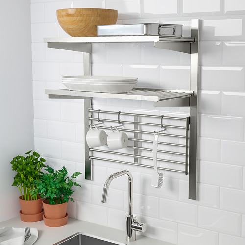 Estante de almacenamiento de cocina montado en la pared con estantes ajustables que sostienen platos y tazas, con ganchos para toallas.