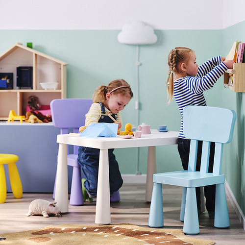 Niños jugando en el interior con mesa y sillas MAMMUT; Uno alcanza el juguete en el estante.