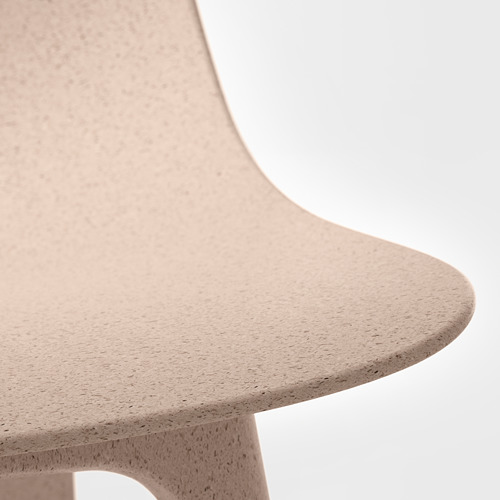 Primer plano del asiento de la silla de madera lisa y finamente veteada, que muestra una textura de madera natural y clara.