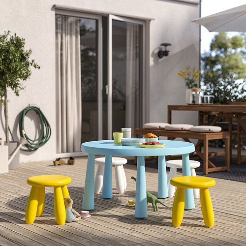 Mesa infantil azul con taburetes de dinosaurio amarillos, uso interior/exterior.
