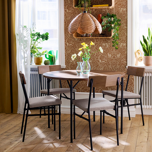 GRÖTÅN mesa de comedor redonda con tapa de madera y patas negras, cuatro sillas a juego, plantas, lámpara colgante.