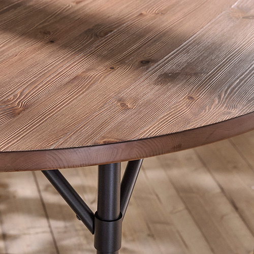 Mesa redonda rústica con tapa de madera lisa, que muestra vetas de madera natural y artesanía de calidad. Las robustas patas de metal proporcionan estabilidad.