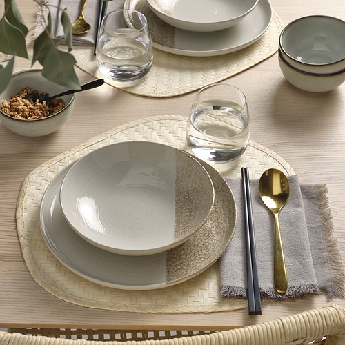 Juego de mesa con platos, cuencos y vasos KRUSTISTEL. Utensilios dorados y servilletas grises incluidos.