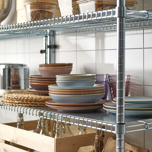 Estante de cocina de metal que sostiene platos, tazones y tazas.