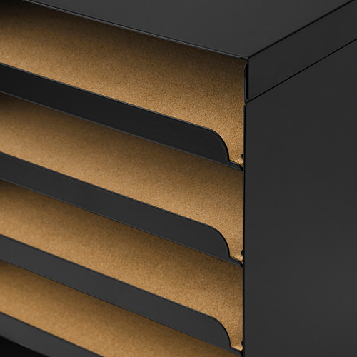 Bandeja de metal negro con base de corcho.