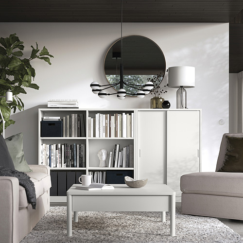 Salón moderno con muebles blancos TONSTAD.