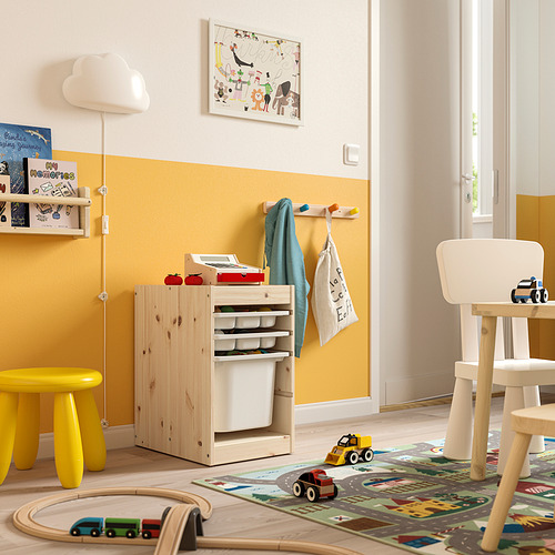 Luminosa sala de juegos infantiles con almacenaje TROFAST en madera natural y blanco. Cajas de malla y plástico, un taburete amarillo y juguetes de madera.
