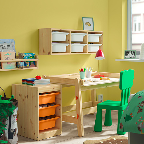 Habitación para niños con almacenamiento TROFAST, juguetes y libros en paredes amarillas. Muebles verdes, lámpara roja. 149 caracteres