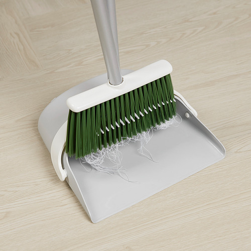 Un juego de recogedor y cepillo con diseño plegable y borde de goma para una limpieza eficiente.