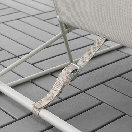 Silla de exterior gris con correa beige y estructura de metal, mostrada en cubierta de madera.