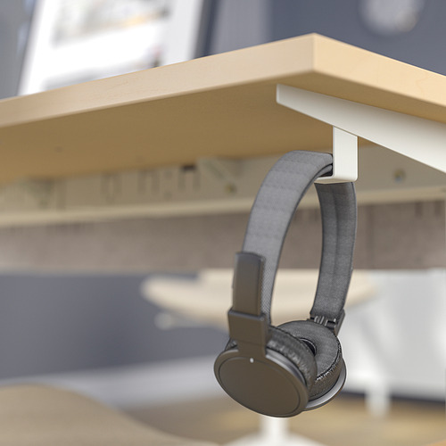 Los auriculares cuelgan del gancho de la mesa. Configuración de escritorio con MITTZON.