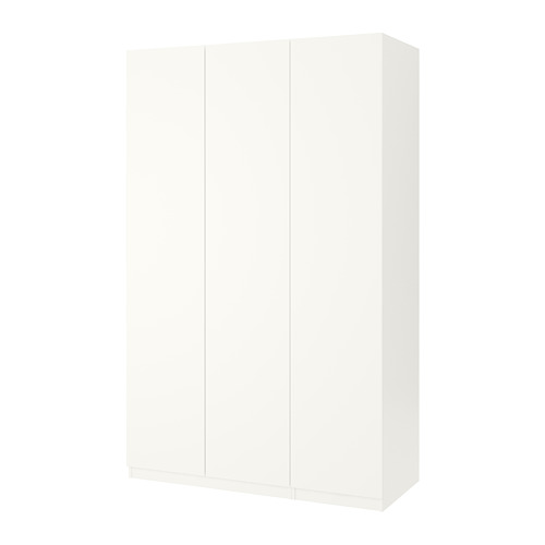 La imagen muestra un armario PAX de ikea en forma rectangular blanca. Diseño sencillo y moderno con superficies lisas.