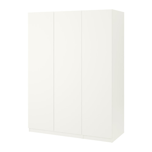 Armario PAX blanco. Diseño simple y moderno con paneles planos, pies ajustables y bisagras de cierre suave.