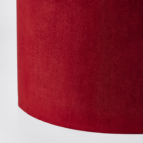 Pantalla de lámpara con textura de terciopelo rojo en primer plano. Detalles interiores suaves, ricos y de alta calidad.