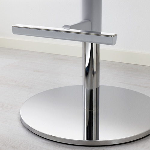 Moderna base de silla con vástago de metal pulido y reposapiés circular, con diseño y materiales de alta calidad.