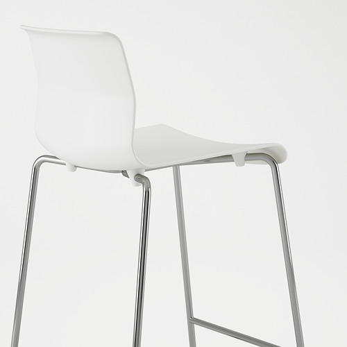 Un elegante taburete blanco con patas cromadas y asiento liso, diseñado para apilar, sobre un fondo blanco limpio.