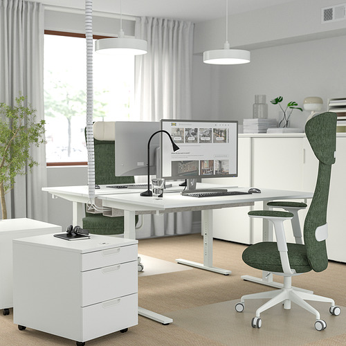 Moderna configuración de oficina en casa con escritorio blanco ajustable MITTZON, silla verde y monitor de computadora.
