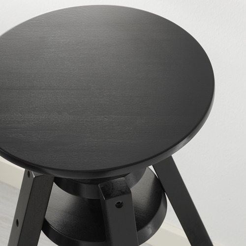 Taburete de madera negra con altura ajustable, diseño elegante, patas metálicas resistentes.