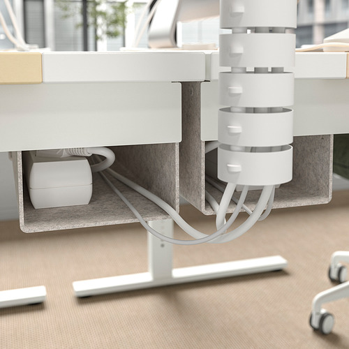 Bandeja de gestión de cables debajo del escritorio ajustable en altura, manteniendo el espacio de trabajo ordenado.