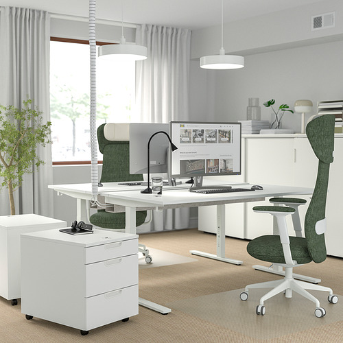 Moderna configuración de oficina. Escritorio blanco MITTZON con silla verde. Monitores duales, diseño elegante. El escritorio es alto, la silla se ajusta perfectamente. Estilo limpio y minimalista.