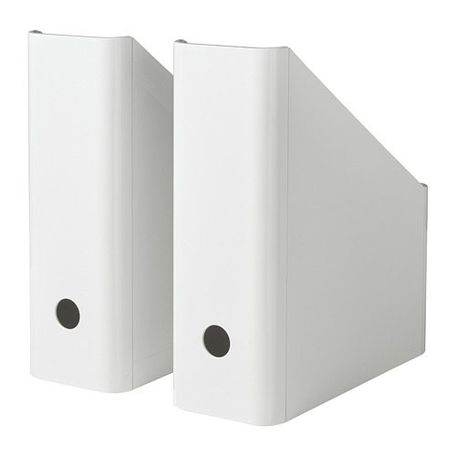 Dos revisteros KUGGIS blancos hechos de plástico PET, en posición vertical, uno de ellos con una vista lateral, con la abertura recortada para facilitar el acceso.