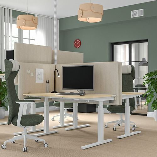 Moderna oficina con escritorios MITTZON, pantallas acústicas, sillas verdes, lámparas de madera y plantas.