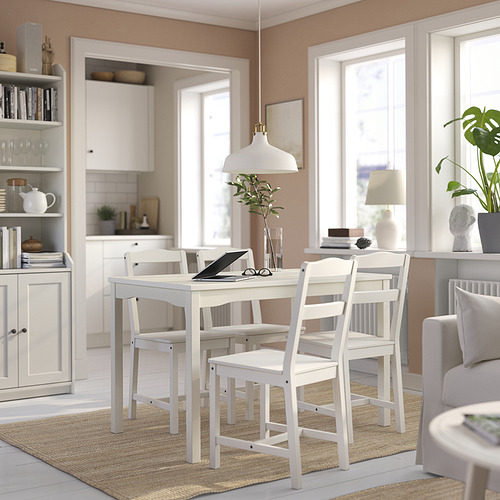 Juego de comedor blanco brillante de 4 plazas con mesa cuadrada y sillas con respaldo de escalera, colocado sobre una alfombra de yute, perfecto para espacios pequeños.