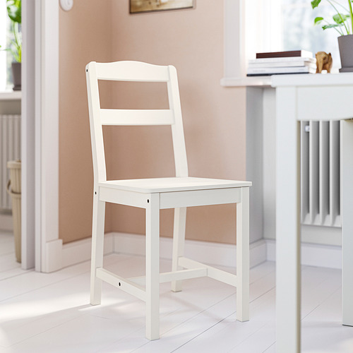 Silla HAUGA blanca, de diseño sencillo, fabricada en pino macizo.
