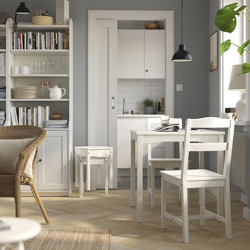 Pequeña cocina con juego de comedor HAUGA blanco y almacenaje de madera.