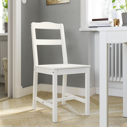 Silla HAUGA blanca, diseño minimalista, material de madera, utilizada en zona de comedor.