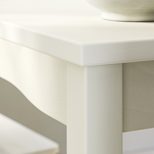 Esquina de mesa de comedor HAUGA blanca, bordes lisos, madera clara.