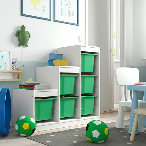 Colorida unidad TROFAST: marco blanco, contenedores verdes, accesorios azules en la sala de juegos para niños con decoración de tortugas.